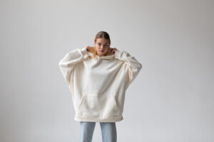 Hoodie oversize cómo elegir y combinar la pieza más callejera